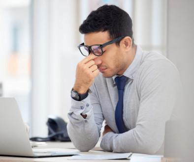 Angestellter macht sich Sorgen um seinen Arbeitsplatz